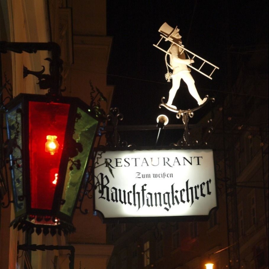 Das Schild "Restaurant zum weißen Rauchfangkehrer", das vor dem Lokal hängt